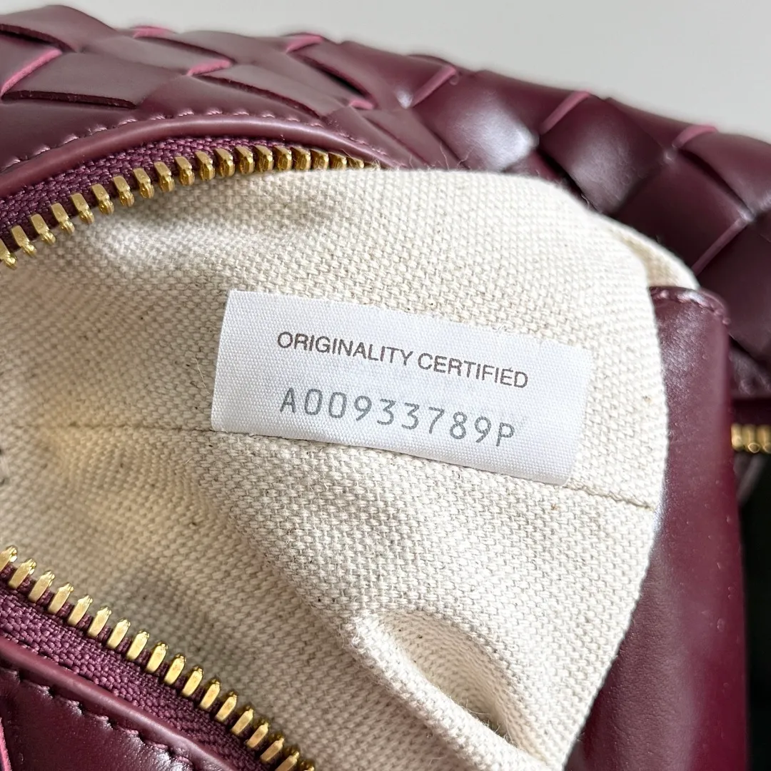 Batch 1360 BOTTEGA VENETA 2024 new loop is here! ! Many girls who like BV have owned the Loop bag. It has a simple appearance, classic weaving, and a compact and lightweight bag shape. This innovation continues the "camera bag" shape. Unlike the traditional Loop bag, which can only be worn as a crossbody bag, this innovation It can be carried by hand or cross-body, satisfying both the concave shape and daily needs. The oversized buckle can be folded and used as a handle. The sultry heat in summer ☀️ usually reduces people's desires. Having a lightweight bag will greatly enhance the happiness of traveling🫧 Style number: 796615 Size: 19*12*9cm